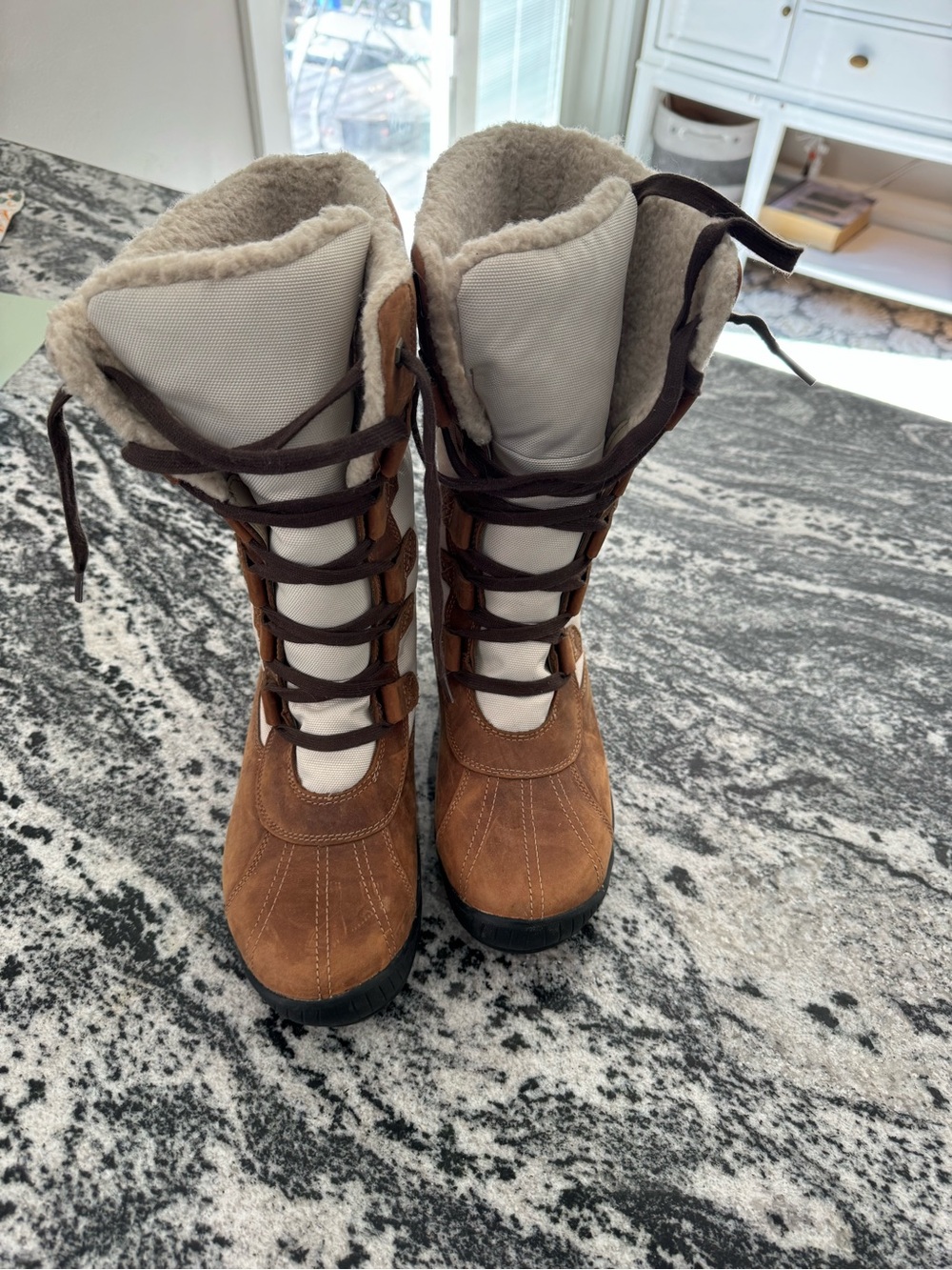 Timberland Brown and Cream Lace-Up Women's Winter Boots with Faux Fur Collar